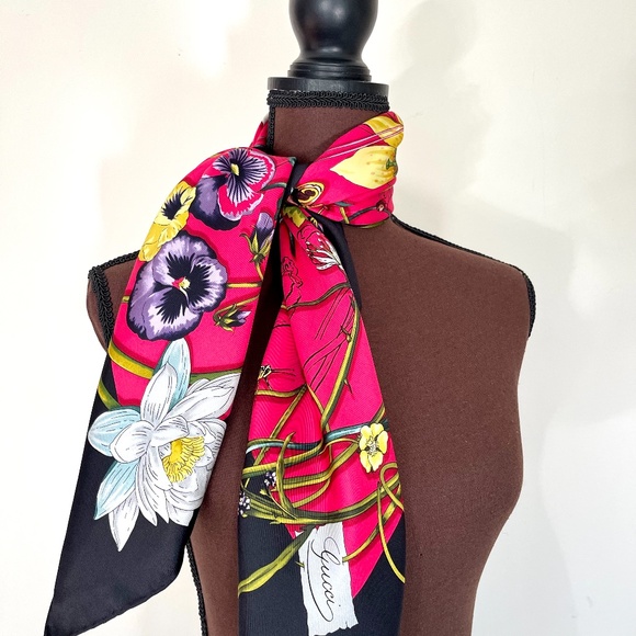 New Gucci Scarf Flora Infinity Print Silk Scarf Wrap with Gucci Gift Box - Picture 8 of 13